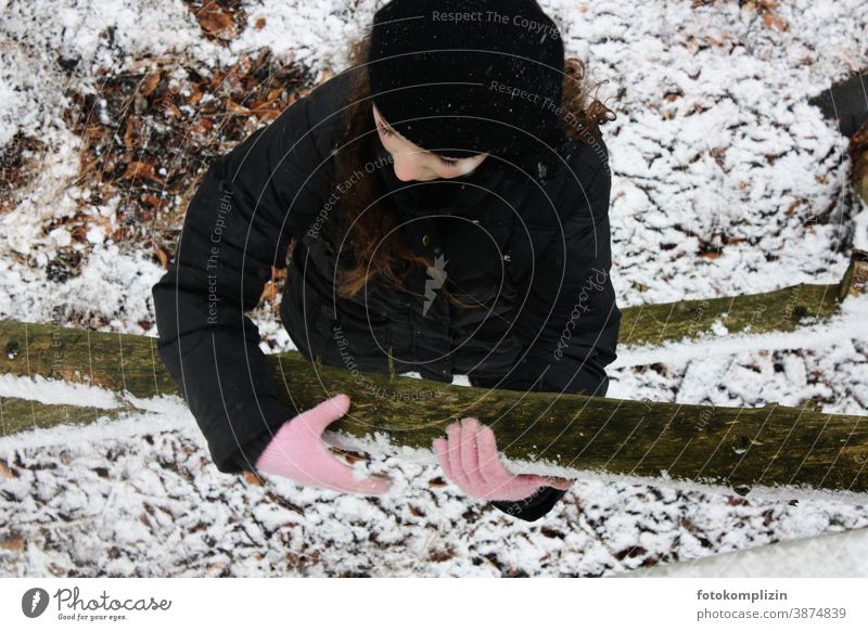 Mädchen mit rosa Handschuhe im Wald Wintereinbruch Kindheit winterlich Kälte Winterwald Wintertag frieren Winterstimmung Gestöber Dezember kalte jahreszeit