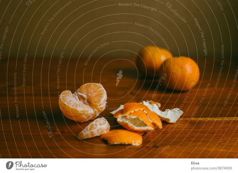 Mandarinen auf Holz lecker Clementine essen gesund Winter Frucht Obst orange Vitamine Vitamin C vitaminreich Lebensmittel fruchtig geschält