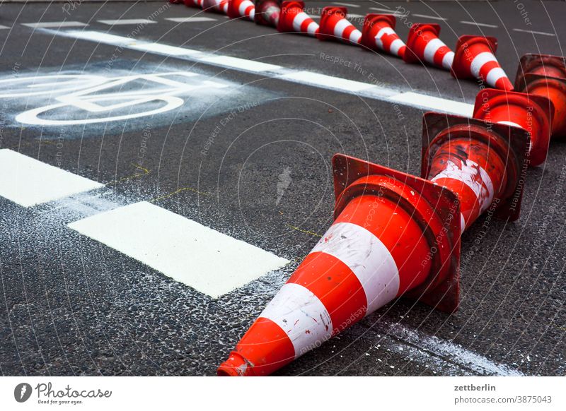 Einrichtung eines neuen Fahrradweges abbiegen asphalt beschriftung ecke fahrbahnmarkierung fahrrad fahrradweg hinweis hütchen kante kegel kurve linie links navi