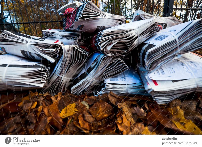 Zeitungen abfall akten altpapier analog archiv brief briefwechsel büro bürokratie dokumentation hintergrund knüllpapier menschenleer müll papierabfall