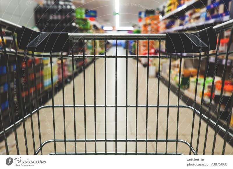 Einkaufswagen im Supermarkt auswahl bedarf discounter einkauf einkaufen einkaufswagen einkazufskorb ernährung essen haufhalle lebensmittel lebensunterhalt