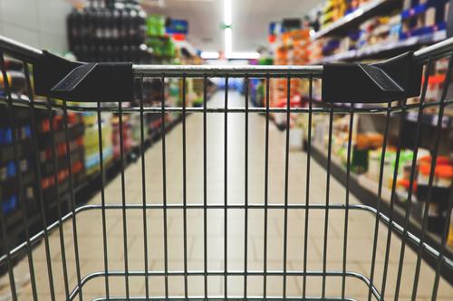 Einkaufswagen im Supermarkt auswahl bedarf discounter einkauf einkaufen einkaufswagen einkazufskorb ernährung essen haufhalle lebensmittel lebensunterhalt