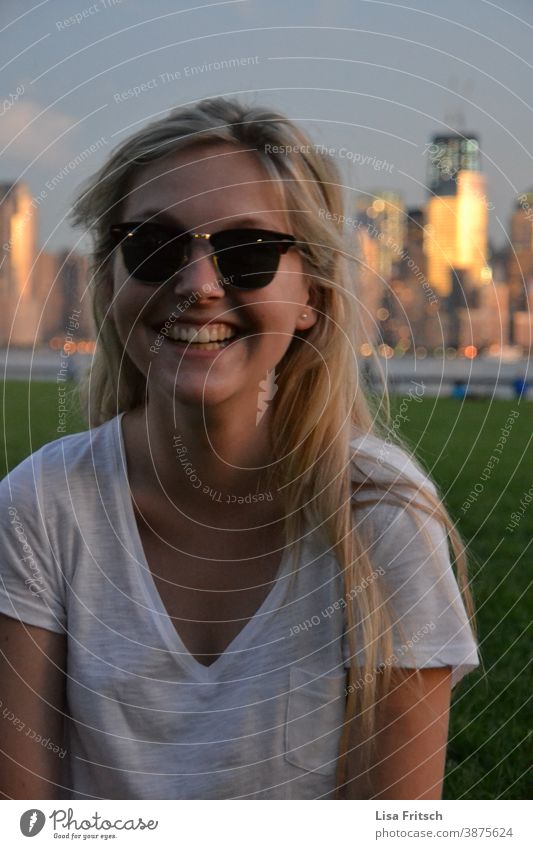 SOMMER - NEWYORK - LANGES BLONDES HAAR - SONNENBRILLE Sommer Sommerurlaub New York City Frau 20s Sonnenbrille blond langes Haar Dämmerung Farbfoto USA