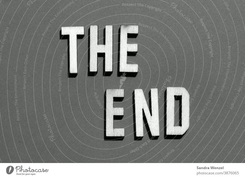 "The End" in Buchstaben auf Papier The end Das Ende coronavirus Virus Pandemie das Ende der Welt alles geht zu ende zu ende bringen abschluss Abschlussfeier