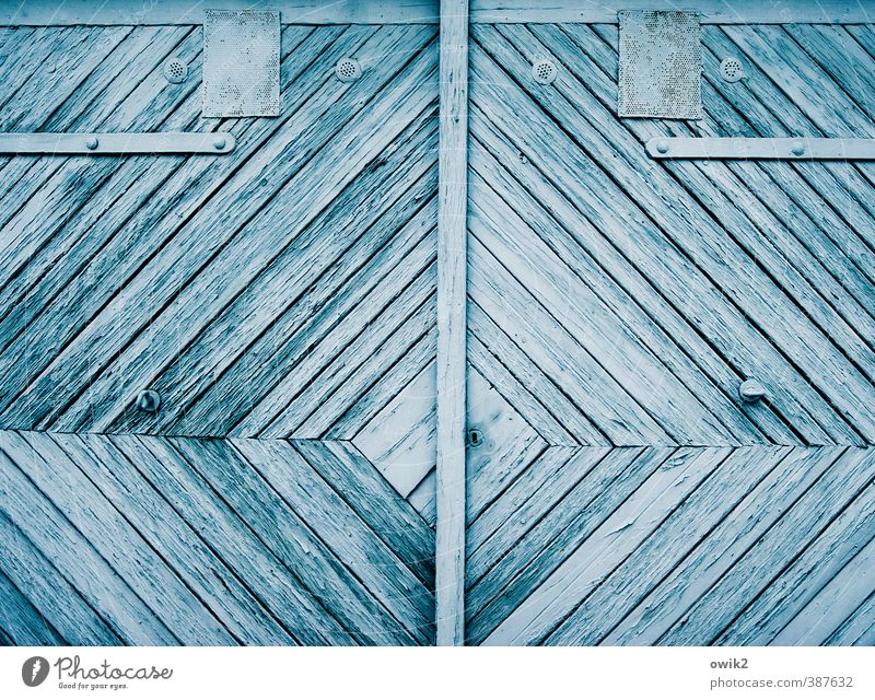 Rhombus Garagentor Bretter Holz alt groß blau Einigkeit Ordnungsliebe Zusammenhalt geschlossen Beschläge Metallwaren Farbstoff schraffiert leuchtende Farben