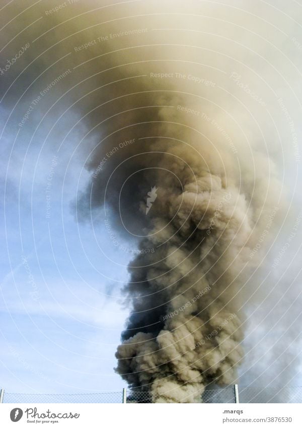 Rauchwolke Katastrophe Rauchschaden Alarm Brand Feuer Abgas Notfall brennen Himmel vergiften Klimawandel Umweltverschmutzung Feinstaub Emission