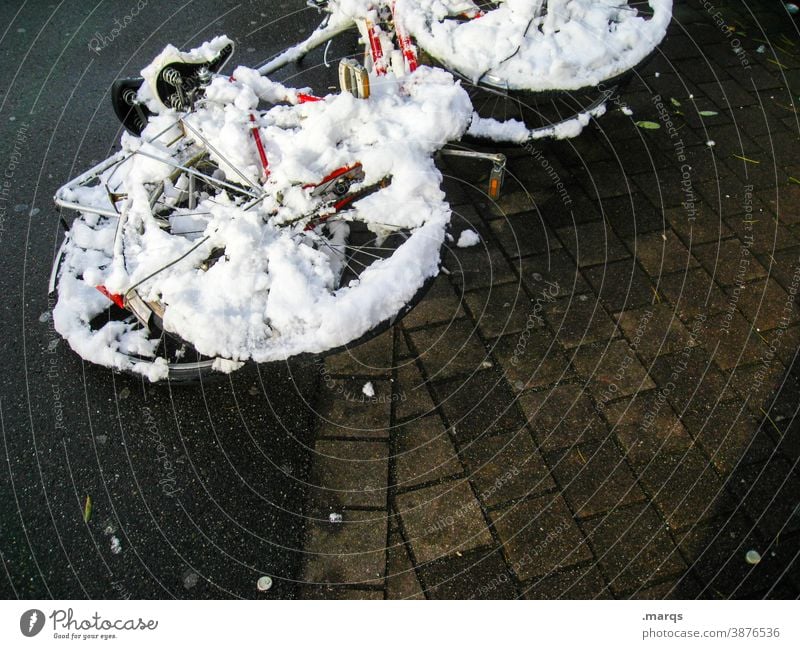 Fahrrad schneebedeckt Schnee Winter umgefallen liegen Mobilität