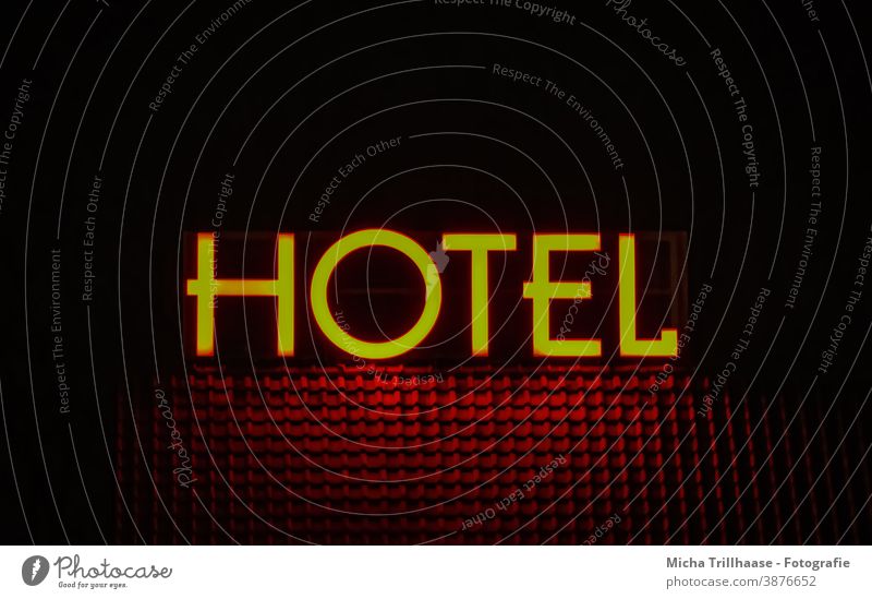 Hotel - Leuchtreklame in der Nacht Hotelgewerbe Schriftzug Dach Haus Hausdach leuchten Tourismus Touristen Urlaub Übernachtung Ferien & Urlaub & Reisen reisen