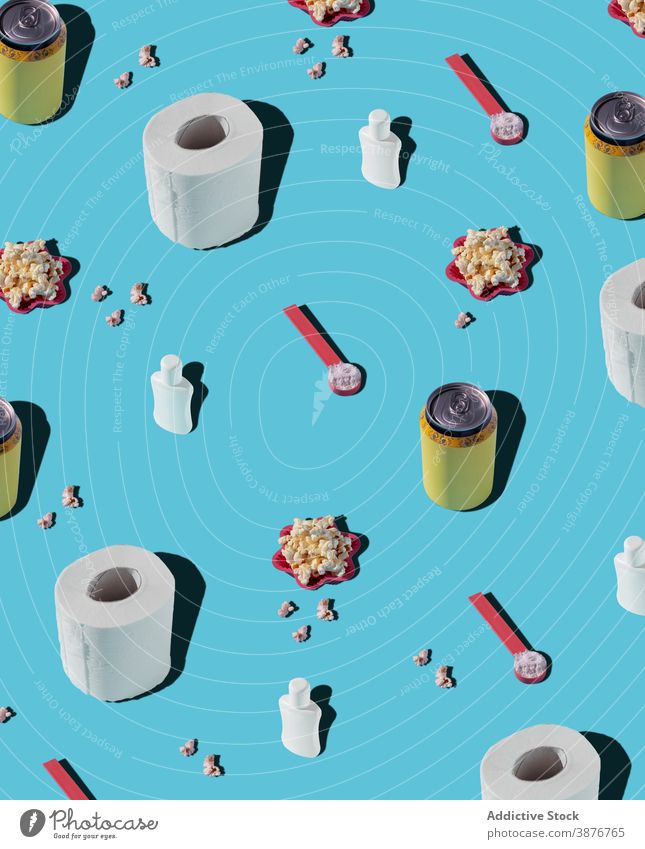 Muster von Toilettenpapier und Soda-Dosen auf blauem Hintergrund Popkorn Papier Desinfektionsmittel Hygiene übergangslos Kulisse Sammlung sprudeln trinken Orden
