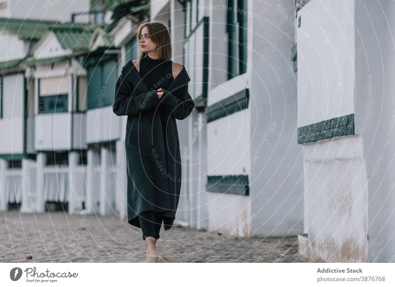 Friedliche Frau zu Fuß entlang der Straße in der Altstadt Stimmung Melancholie Spaziergang alt Großstadt nachdenklich dumpf antik Straßenbelag schlendern