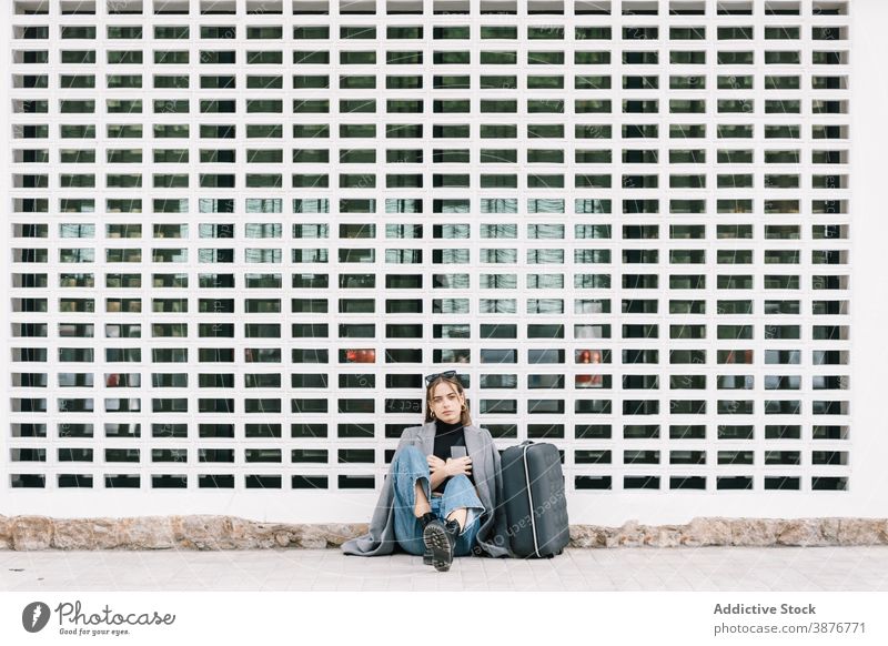 Verlorene Frau mit Koffer sitzen auf der Straße auf der Straße Tourist Großstadt verirrt Gepäck Reisender Straßenbelag Ausflug reisen Bürgersteig Urlaub