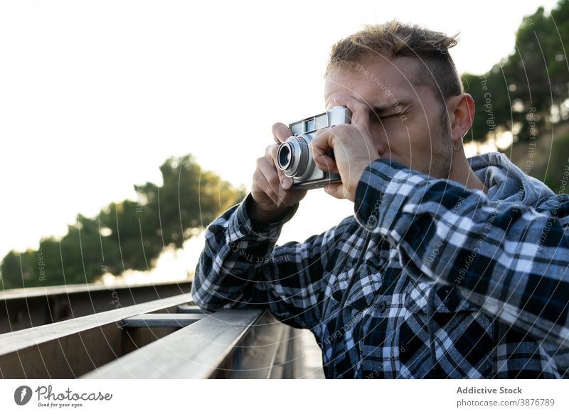 Mann mit Fotoapparat nimmt Bilder in der Natur fotografieren Hipster Fotograf schießen Gerät einfangen Reisender Hobby männlich Fotografie Lifestyle Apparatur