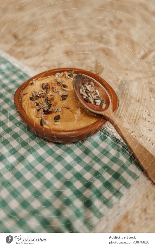 Leckerer hausgemachter Hummus auf dem Tisch Speise selbstgemacht gestampft Kichererbsen dienen Vegetarier Lebensmittel gesunde Ernährung Veganer Rosmarin Zweig