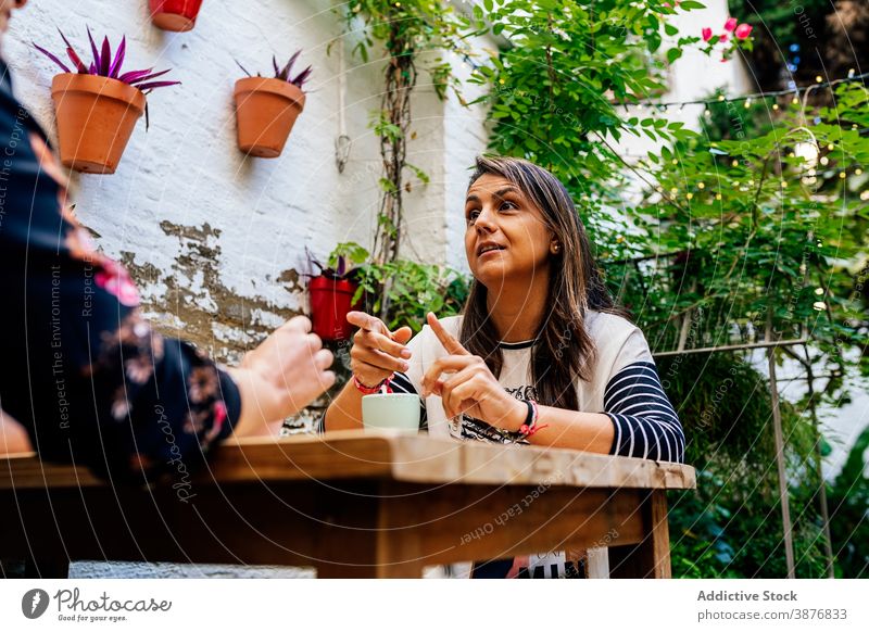 Reife Frauen trinken Kaffee und plaudern Café Stil trendy Talkrunde Freund Glück Sitzung jung Freundin Zusammensein Freundschaft reden Kommunizieren