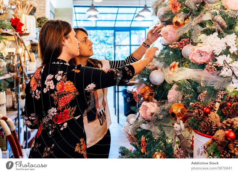 Reife weibliche Freunde kaufen Weihnachten Ornamente im Inneren Dekor-Shop Frauen Haus Interieur Innenbereich Feier Erwachsener Menschen Fröhlichkeit
