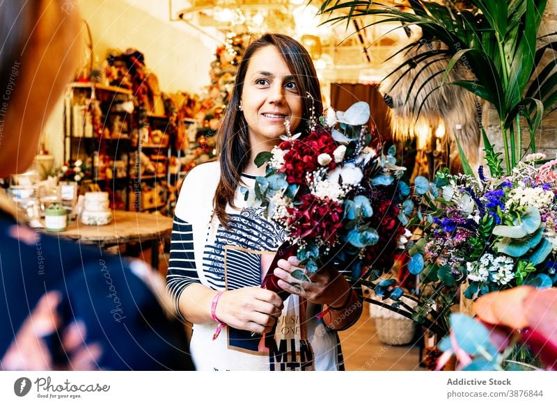 Frauen mit Blumenstrauß im Geschäft Laden festlich Blumenhändler Blütezeit Feier Stubenschmuck Design Dekoration & Verzierung Werkstatt horizontal Lifestyle