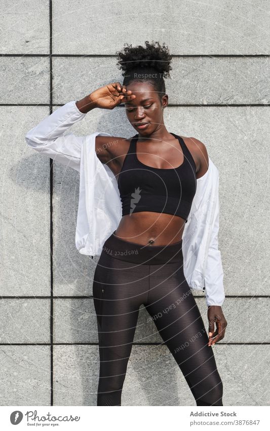 Schwarze schlanke Sportlerin beim Training in der Stadt Frau Übung Straße Großstadt Athlet ethnisch schwarz Afroamerikaner Sportbekleidung Wellness Energie