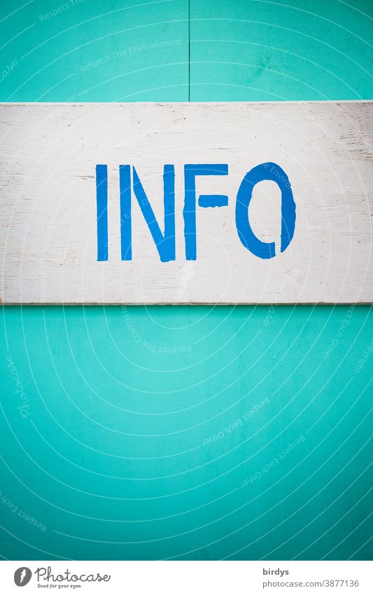 Info. Information, blaue Schrift auf türkisblauer Wand. Universell Schriftzeichen universell Hinweis informieren Großbuchstaben Druckbuchstaben Aufklärung