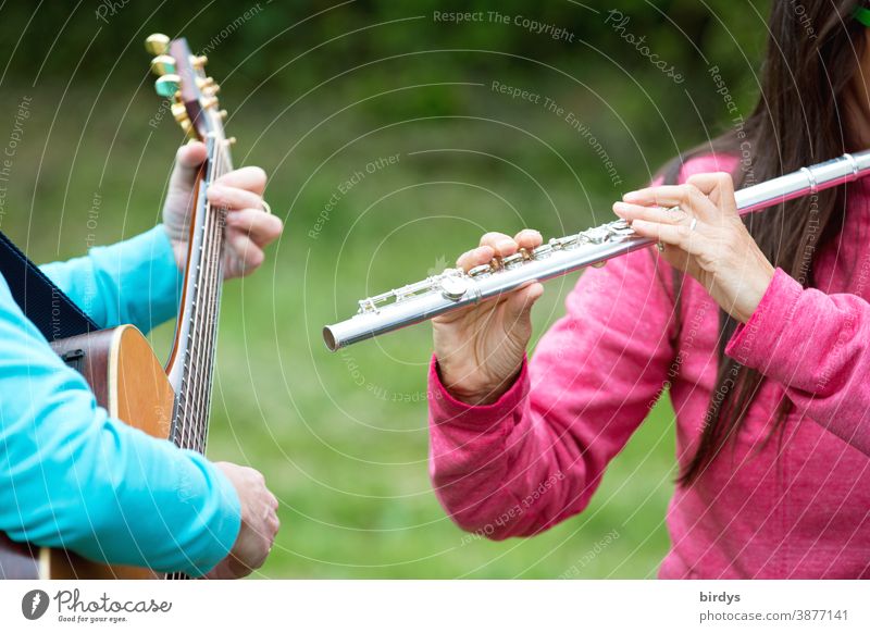 Zwei musizierende Frauen Musizieren Musik Gitarre Querflöte Musikerinnen zusammen unplugged akustisch Im Freien Musikinstrument Zusammenspiel