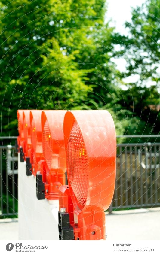 Halt! Da nicht durch! Sperre Warnlampen 5 Straße Straßenverkehr Außenaufnahme Menschenleer Sicherheit Kunststoff rot Brücke Brückengeländer Bäume