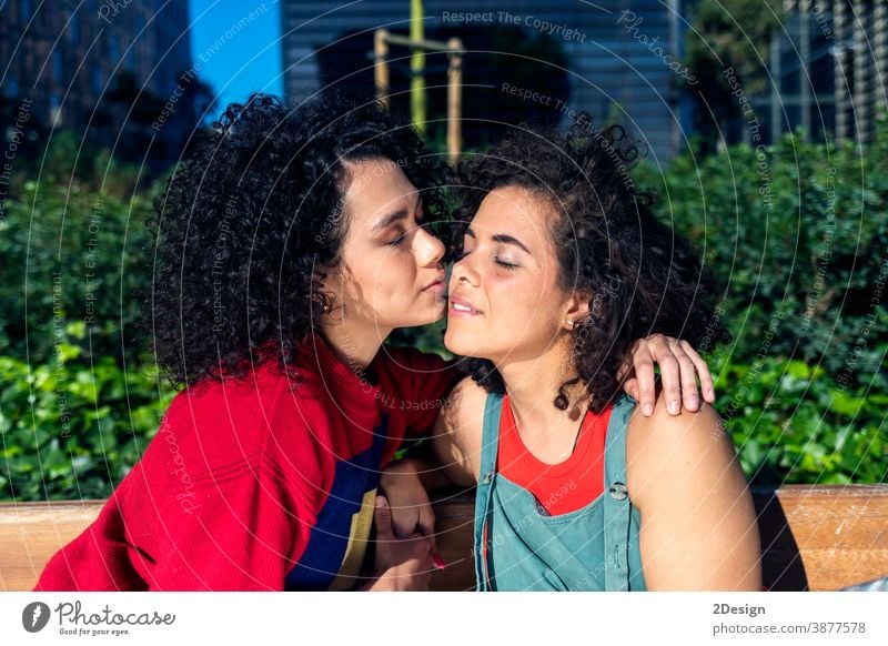 Lächelndes lesbisches Paar, das sich auf einer Parkbank umarmt und entspannt Frau Bonden Person Homosexualität Liebe Lifestyle Freundin umarmend Glück