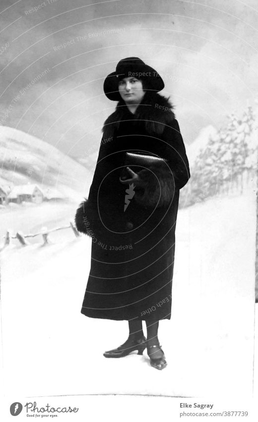 Lady in Black ...altes Foto Schwarzweißfoto Vergangenheit Mensch analog früher bewahren