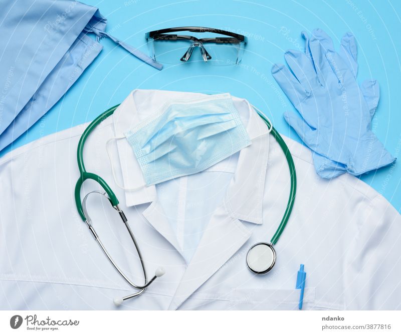 Textilkappe, weißer medizinischer Kittel, Einwegmaske und Schutzbrille aus Kunststoff Hut Grippe Brille Handschuh Gesundheit Gesundheitswesen Krankenhaus