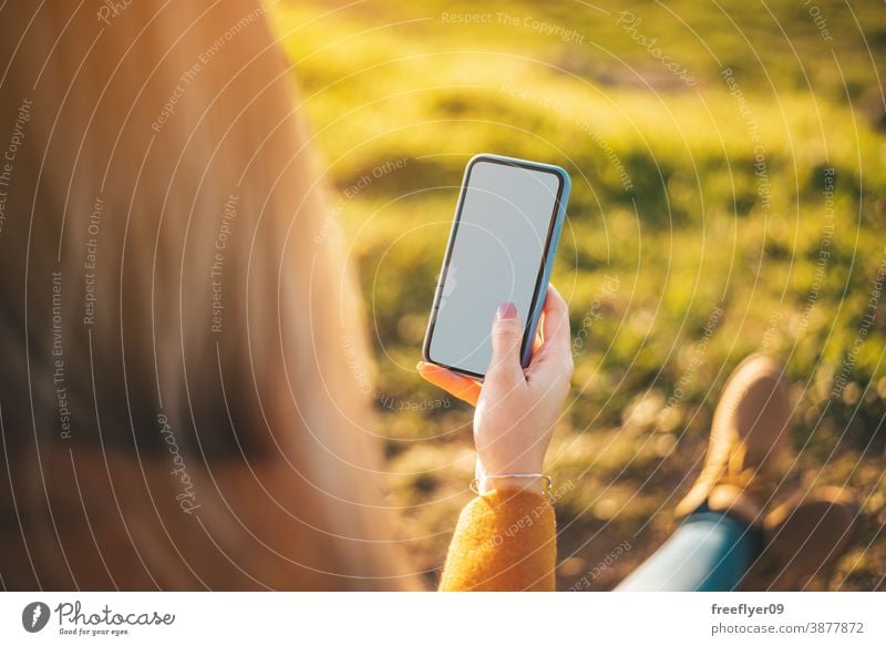 Attrappe einer Frau mit ihrem Telefon weiß Bildschirm Technik & Technologie Mitteilung Internet Natur Textfreiraum gelb Mantel Herbst Winter unkenntlich Stiefel