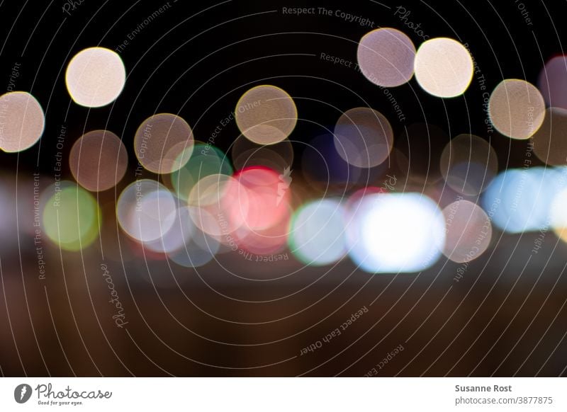 Bunte Straßenlichter bilden ein schönes Bokeh defokussiert Unschärfe Farbfoto bunt bubbles Kreise Lichtpunkte nachts Hintergrund abstrakt Lichter Nacht