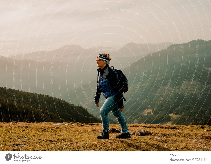 Junge Frau beim Wandern im Herbst schliersee spitzing wandern herbstfarben junge frau sportlich outtdoor rucksack ausflug abenteuer bewegung wandertour