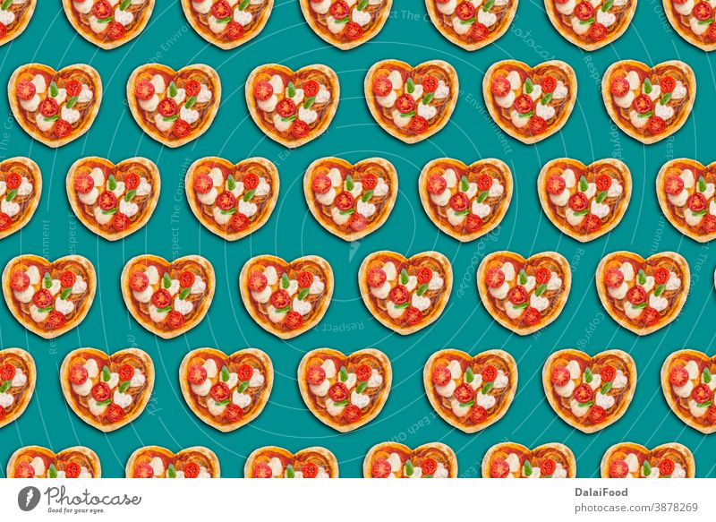Teigpizza mit Herzform Hintergrund Holzplatte Konzept Kruste Tag Abendessen Lebensmittel Geschenk Küchenkräuter selbstgemacht Italienisch Liebe Mahlzeit Pizza