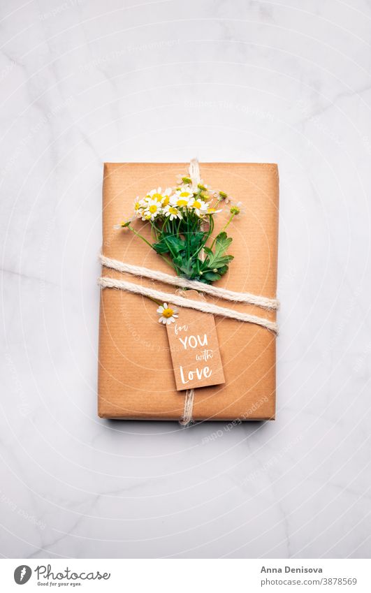 Umweltfreundliches Geschenk in braunes Papier verpackt Verpackung Blumen Kamille Feiertag Kasten präsentieren Überraschung handgefertigt kreativ Muttertag