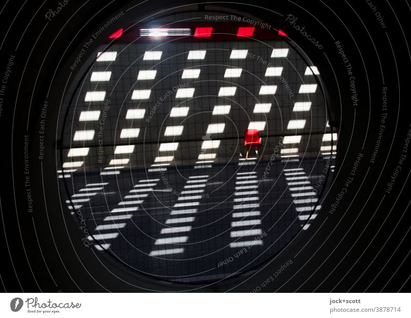 abgestellter roter Stuhl im Lichtspiel Kreis Lichtstreifen Architektur Straße Schatten modern Symmetrie Stil Strukturen & Formen Lichteinfall Brücke Durchblick