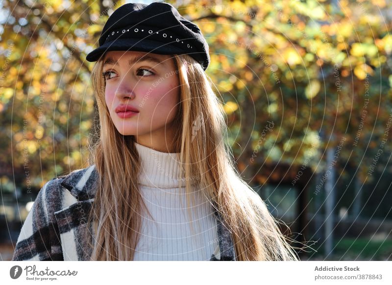 Entspannte Frau in trendigen Outfit und Hut im Herbst Park Mode Stil trendy kariert sich[Akk] entspannen fallen Saison jung blond tausendjährig Teenager