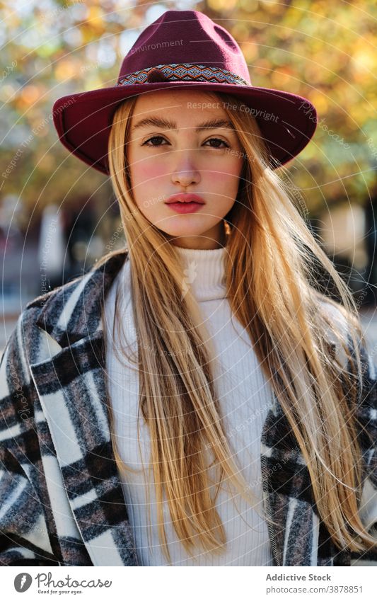 Entspannte Frau in trendigen Outfit und Hut im Herbst Park Mode Stil trendy kariert sich[Akk] entspannen fallen Saison jung blond tausendjährig Teenager