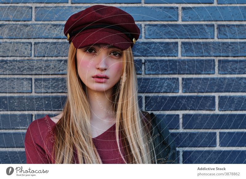 Trendy junge Frau im Herbst Outfit stehen in der Nähe von Wand Stil Mode Verschlussdeckel Farbe rot trendy modern urban lässig Hipster Kopfbedeckung blond Stoff