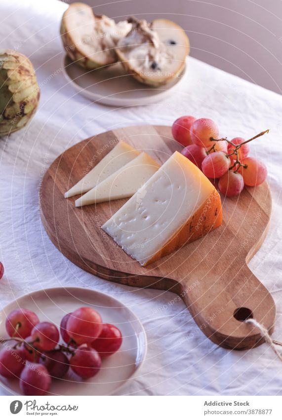 Frische Früchte und Käse auf Tisch mit Krug arrangiert - ein ...