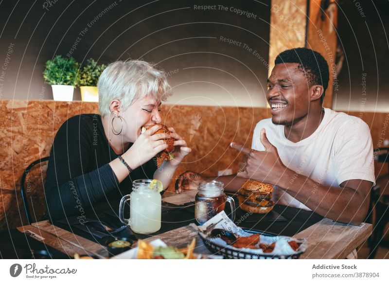 Diverse Freunde haben Spaß in Fast-Food-Café Fastfood Spaß haben Junk Food Lebensmittel lustig multiethnisch Paar Partnerschaft rassenübergreifend vielfältig