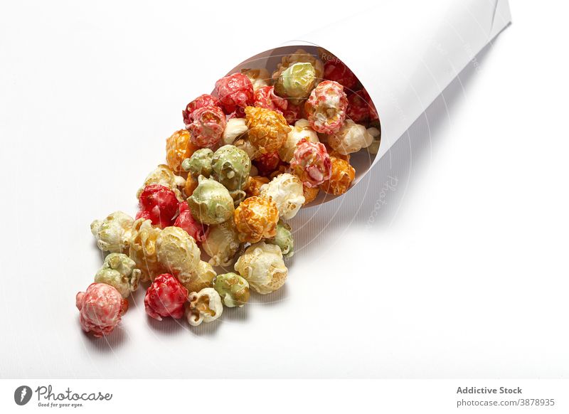 Leckeres knuspriges Popcorn auf weißem Tisch Popkorn farbenfroh süß Leckerbissen Snack Papier Zapfen lecker mehrfarbig Paket Haufen Lebensmittel Ernährung
