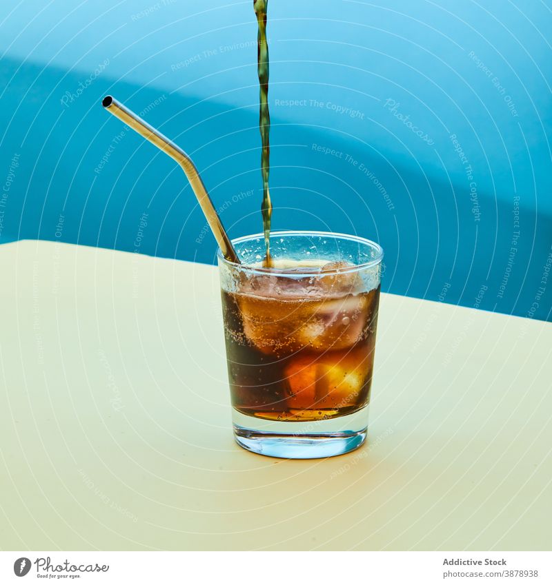 Glas kalte Limonade mit Metall umweltfreundlichen Strohhalm auf dem Tisch keine Verschwendung trinken Soda Erfrischung Cola Konzept wiederverwenden Sauberkeit