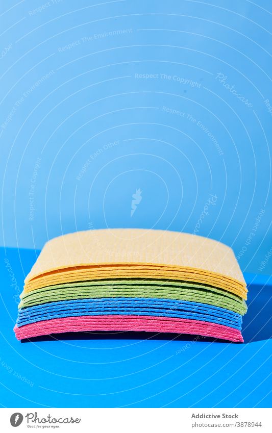 Stapel bunter Textillappen im Atelier farbenfroh Tuch Sauberkeit Konzept Hygiene Gewebe Material Haushalt Hausarbeit mehrfarbig Haufen hell viele pulsierend