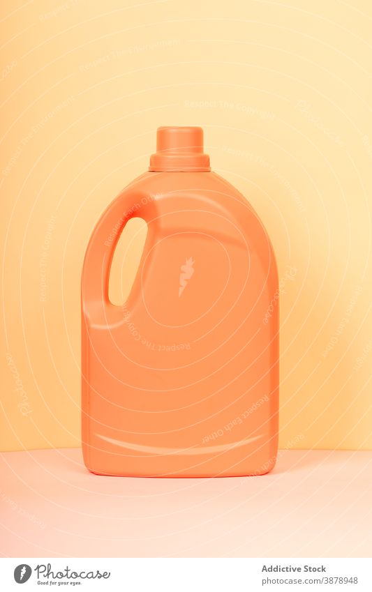 Plastikflasche von Waschmittel auf gelbem Hintergrund Kunststoff Flasche Spülmittel reinigen Sauberkeit Hygiene Container liquide Produkt Haushalt Hausarbeit