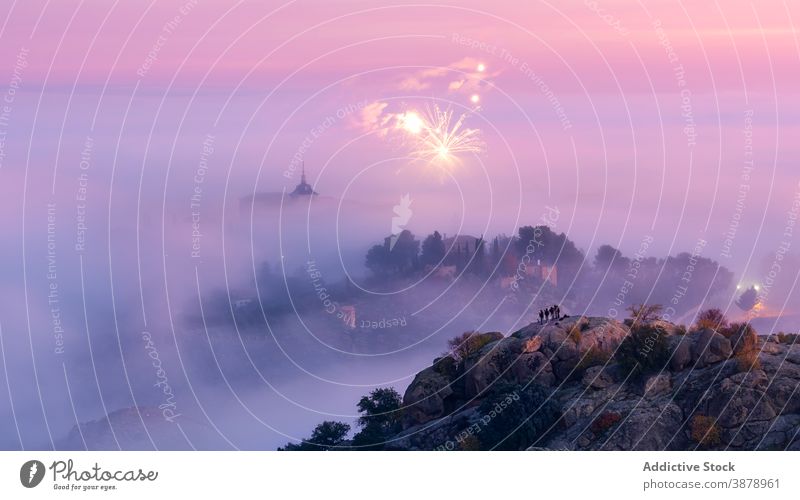 Menschen beobachten Feuerwerk vom Felsen in der mittelalterlichen Stadt im Nebel in Sonnenaufgang stehen zuschauen Großstadt antik Palast Tagesanbruch