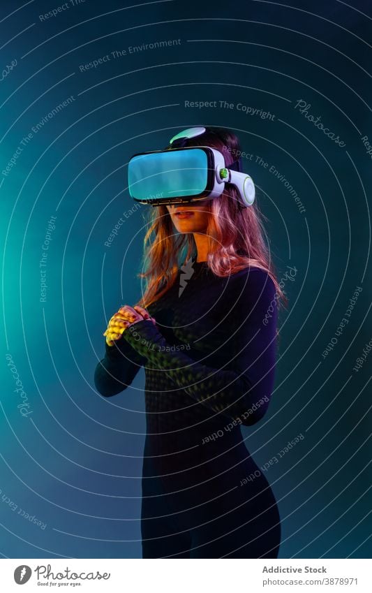 Anonyme junge Frau mit VR-Erfahrung Headset Technik & Technologie Gerät Virtuelle Realität modern Innovation Entertainment Video futuristisch Simulation