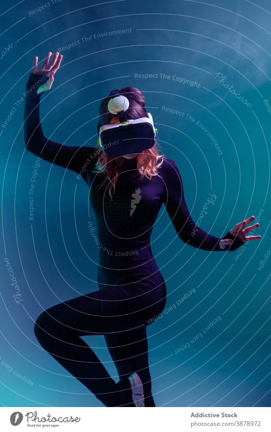Anonyme junge Frau mit VR-Erfahrung Headset Technik & Technologie Gerät Virtuelle Realität modern Innovation Entertainment Video futuristisch Simulation