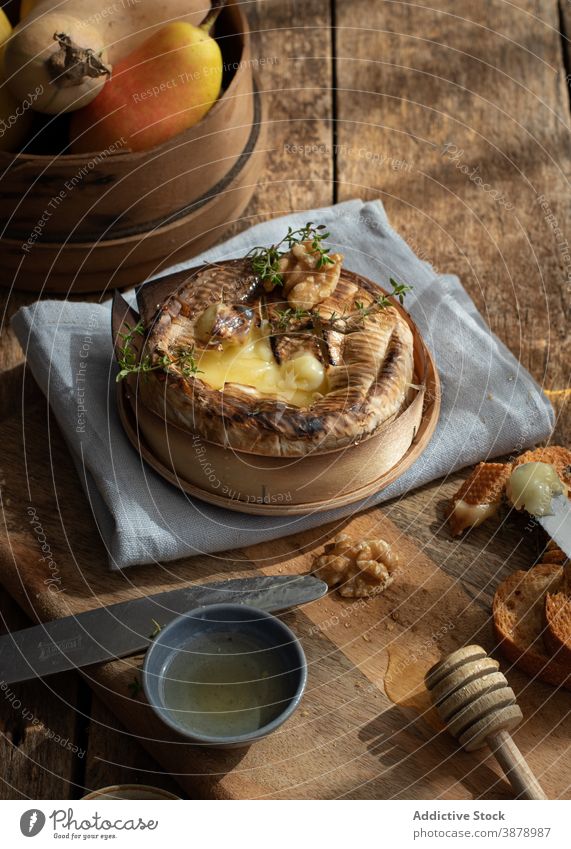 Gebackener Camembert auf Holztisch serviert Küchenkräuter lecker Holzplatte Tisch Kruste Baguette geschmackvoll geschmolzen Schimmelpilze organisch