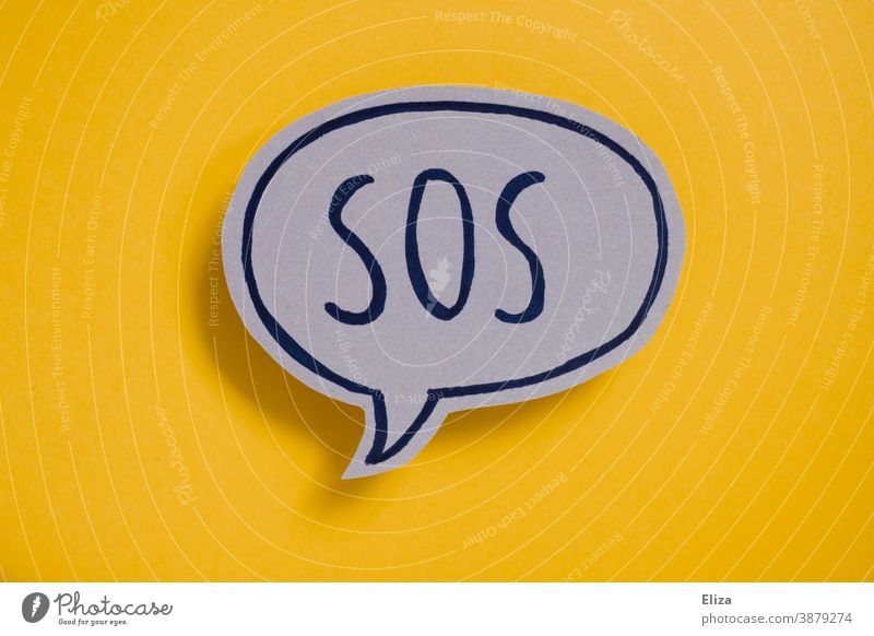 Sprechblase mit dem Wort SOS auf gelbem Hintergrund Hilfe Notruf um Hilfe bitten Rettung Gefahr Notfall Notsituation Hilferuf geschrieben Erste Hilfe notleidend
