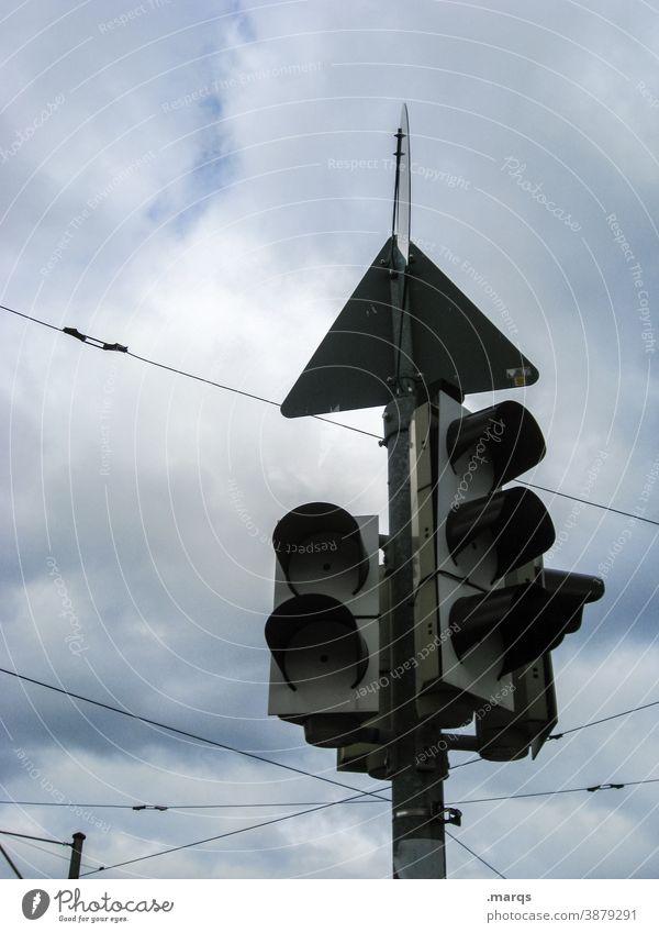 Unbedeutende Ampel unbedeutend unwichtig sinnlos außer Betrieb Dreieck Verkehrszeichen Menschenleer Irrelevanz Himmel Wolkenhimmel dunkel düster