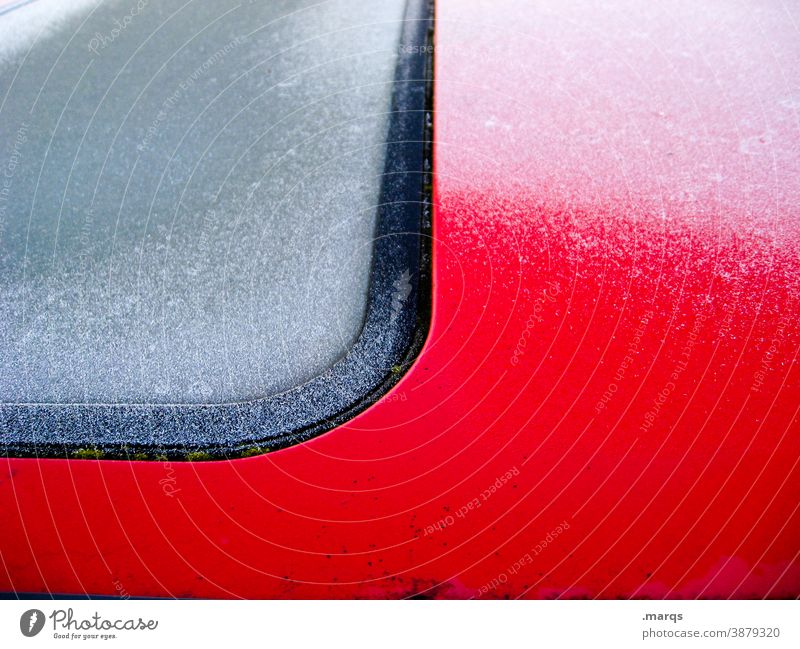 Vereistes Dachfenster Auto kalt Frost Eis gefroren rot Winter Nahaufnahme PKW