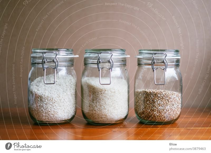 Nachhaltige Aufbewahrung von Lebensmitteln in Einmachgläsern Einmachglas nachhaltig ökologisch Glasbehälter Vorratsbehälter Vorräte Reis Verpackung